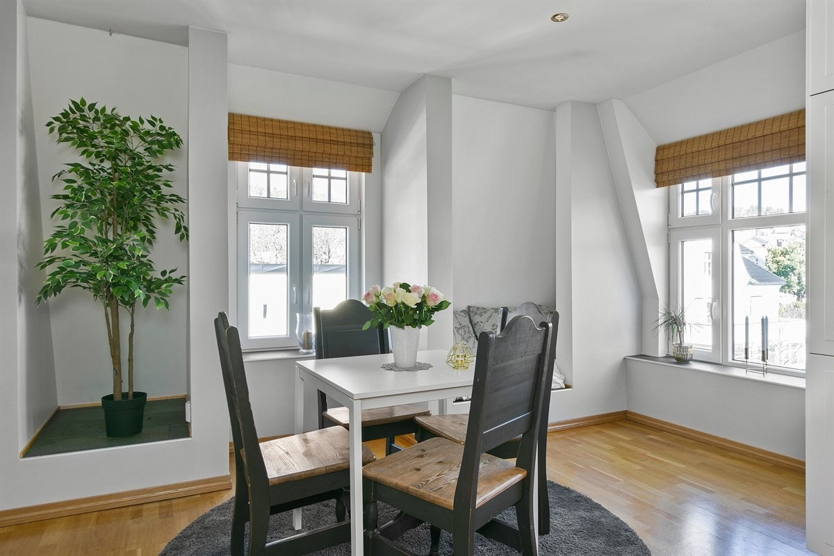 Det er etablert en koselig sitteplass i en artig nisje, og det er ellers plass for spisebord. Galleribilde