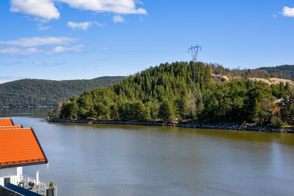 Her bor du med idyllisk utsikt utover Svelvikstrømmen, over mot Verket, og til hyggelige sentrumsgater. Galleribilde