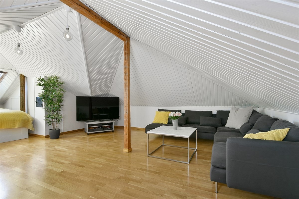 Leiligheten har en koselig loftstue som per i dag fungerer som leilighetens hovedstue. Galleribilde