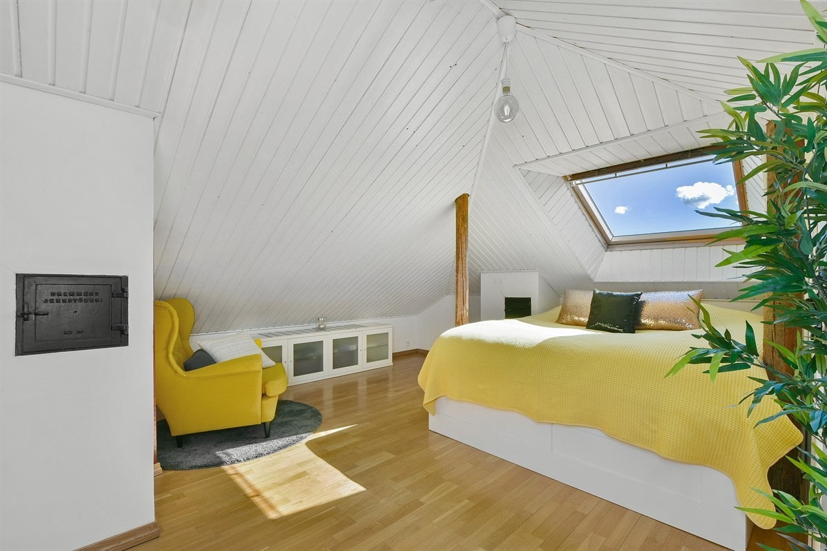 Innredet loft som selger i dag bruker til soveplass. Galleribilde