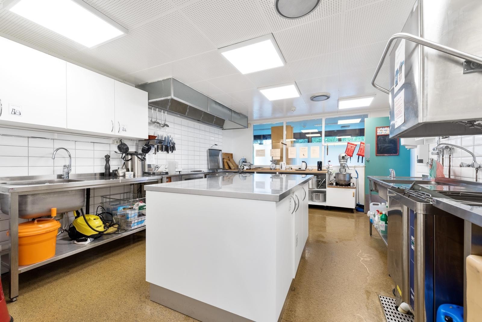 Felles kjøkken i kjeller Galleribilde