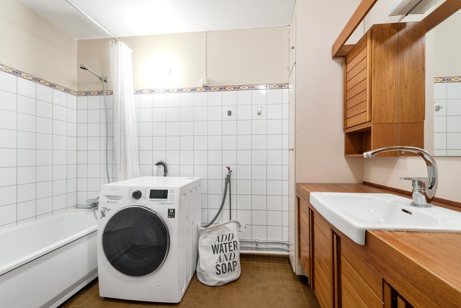 Flislagt bad med badekar og WC. Vaskemaskinen følger med! Galleribilde