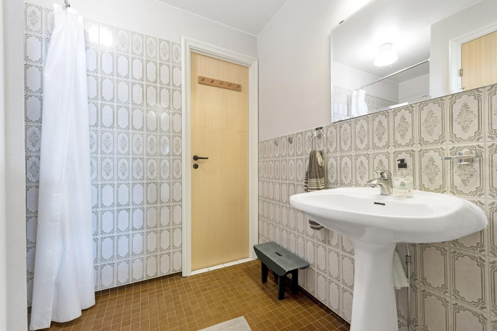 Flislagt bad med dusj og WC Galleribilde