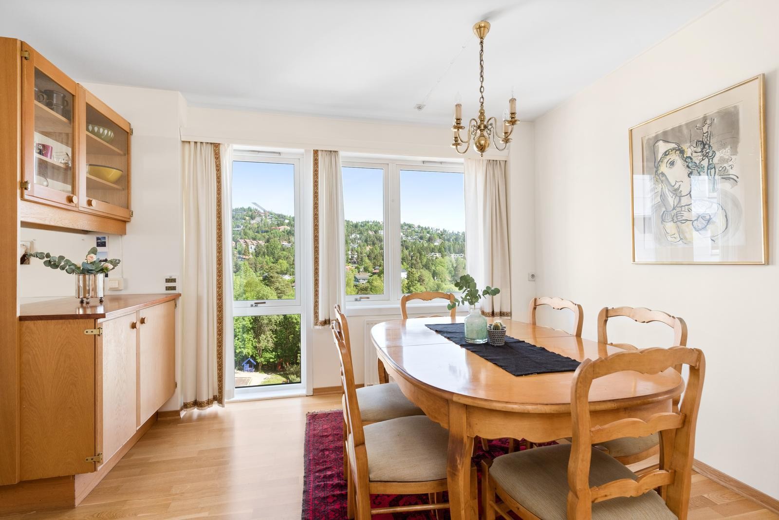 Spiseplass på kjøkkenet med utsikt mot Holmenkollen Galleribilde