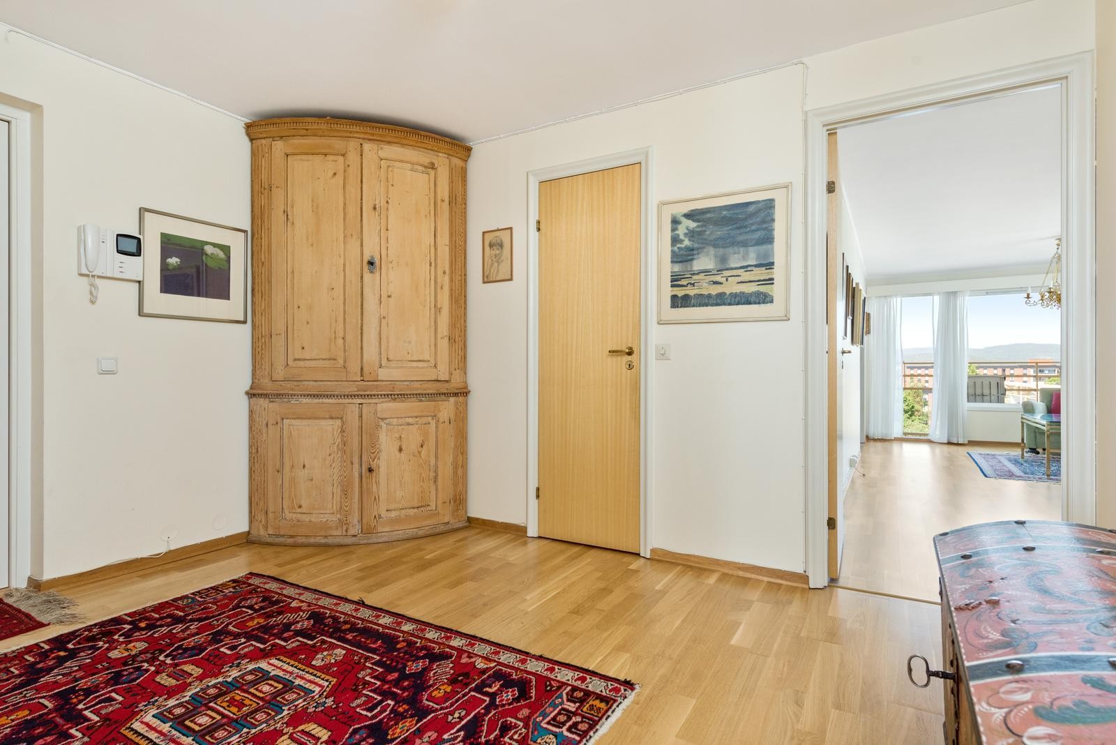 Romslig entré med god plass til garderobeløsning Galleribilde