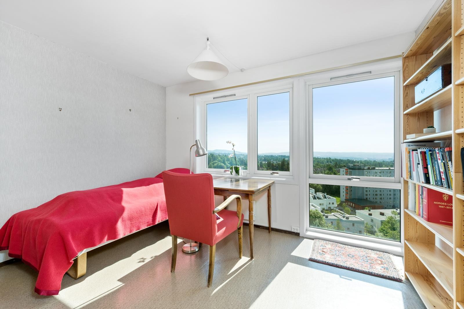 Luftig soverom med store vinduer. God plass til dobbeltseng og garderobeløsning. Utsikt mot Oslo Galleribilde