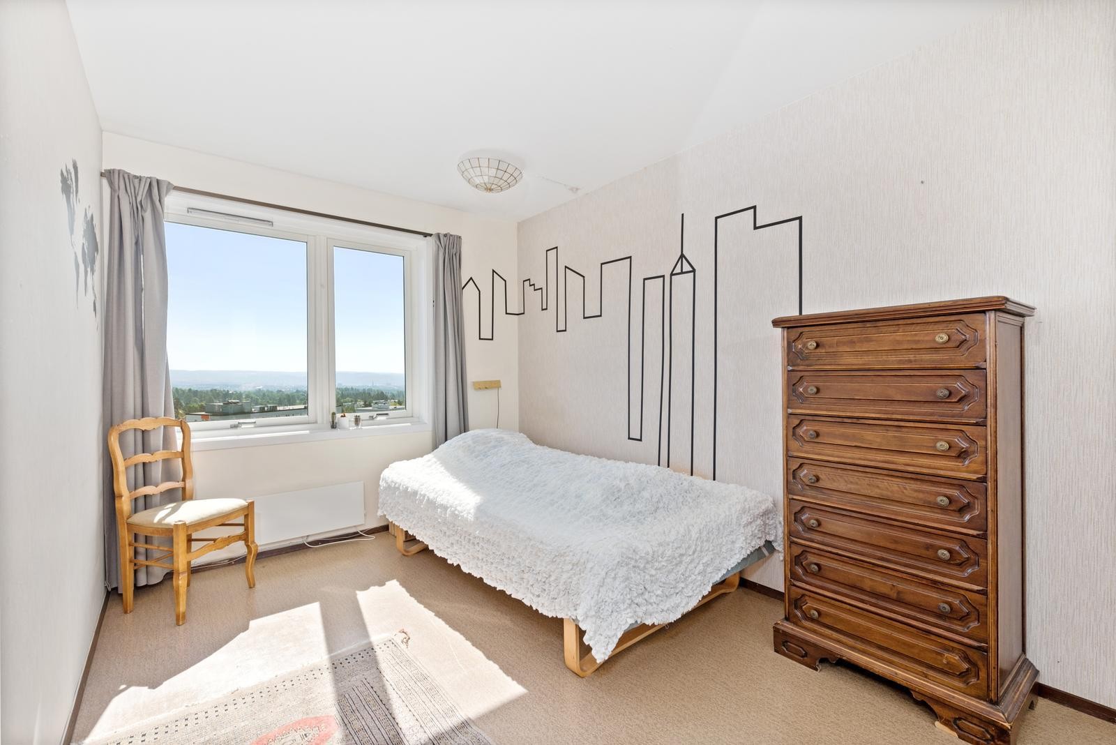 Romslig soverom med store vinduer. Utsikt mot Oslo Galleribilde