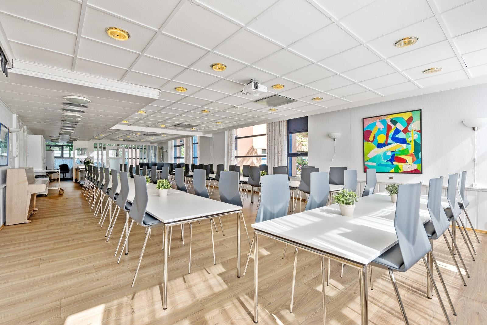 Camilla er et fest lokale som kan leies ved feks. bursdager eller andre hyggelige begivenheter. Her serveres det også felles middager 3 dager i uken. Galleribilde