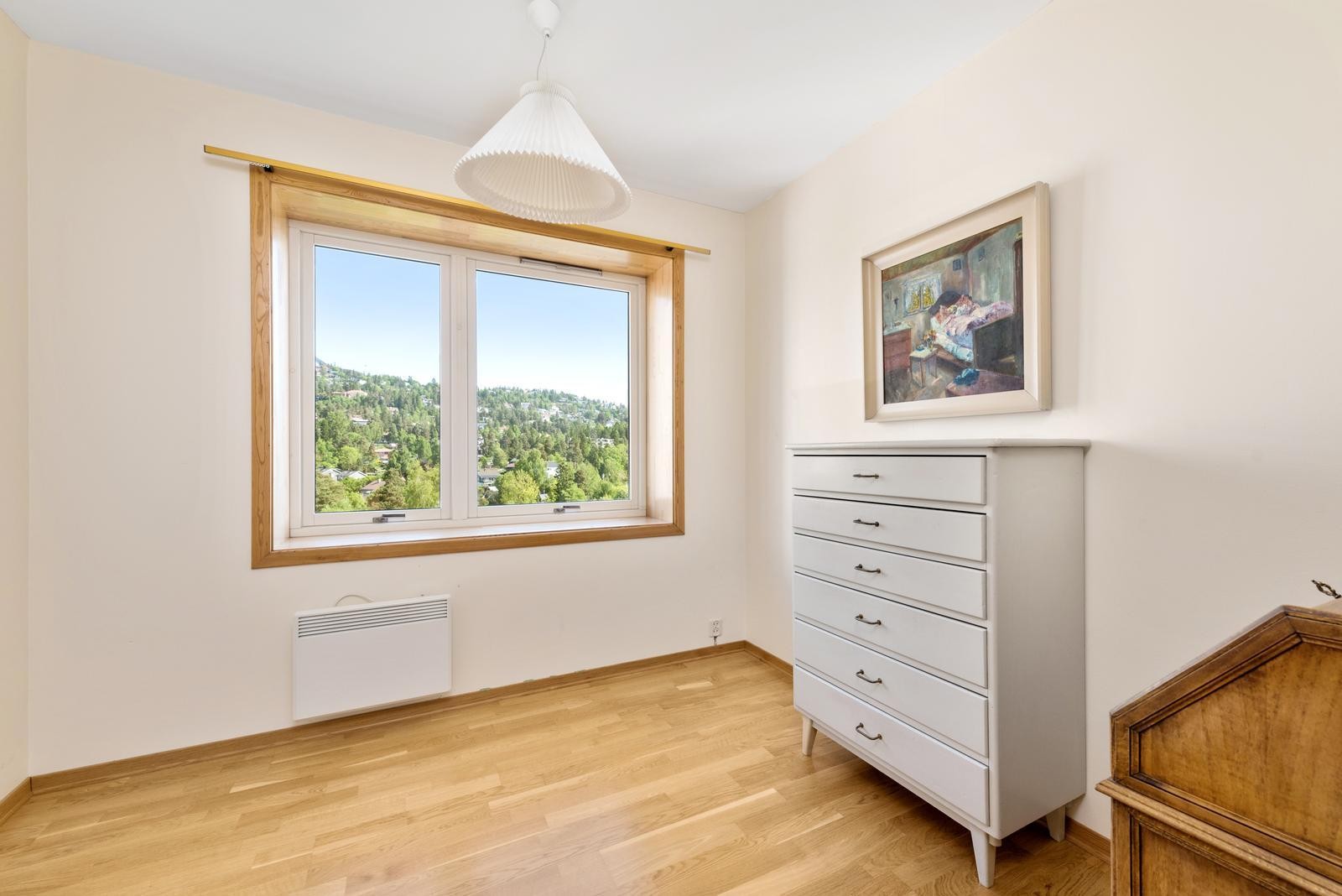 Soverom med utsikt mot Holmenkollen Galleribilde