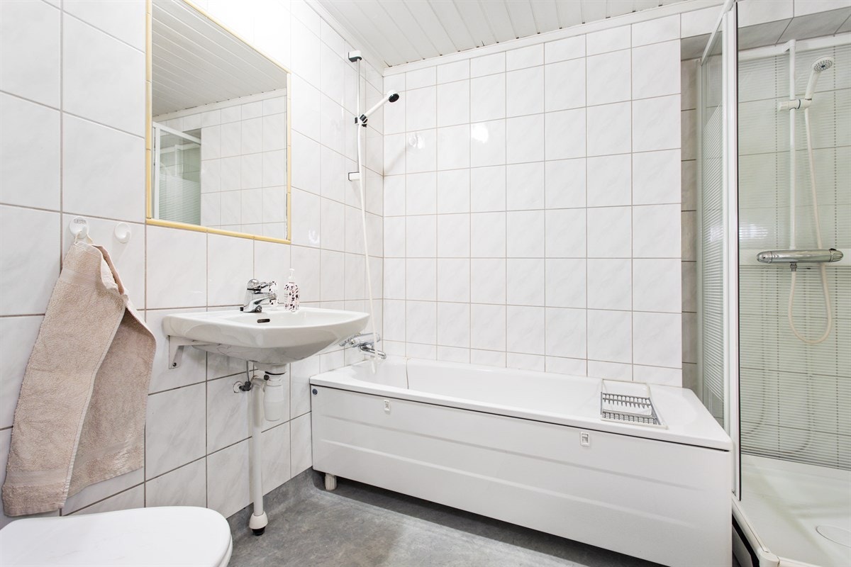 Bad med flislagte vegger og belegg på gulv Galleribilde
