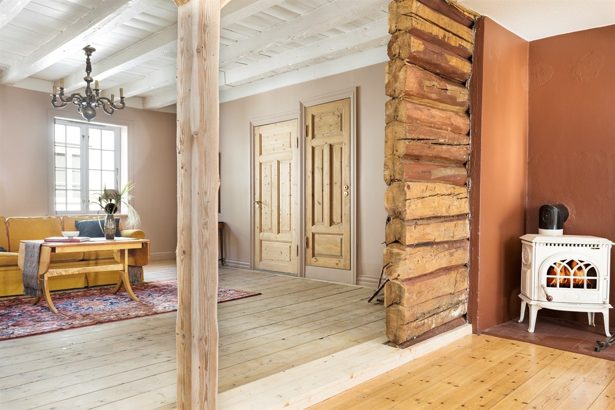 I spisestuen har du vedfyring. Pipa er foret Galleribilde