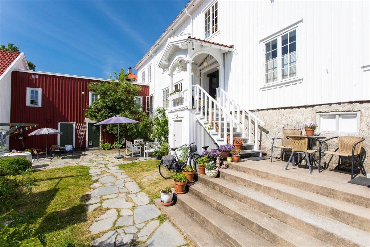 Tunet og fellesområdet er pent og koselig opparbeidet. Galleribilde