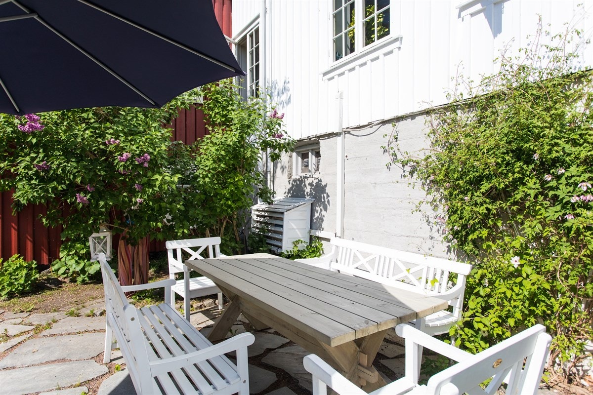 Flere sittegrupper i tunet Galleribilde