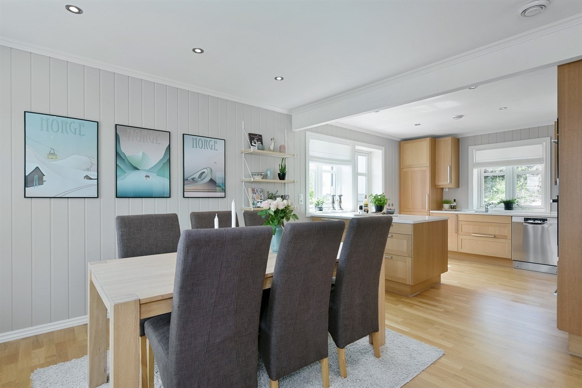 Den store stuen ligger i åpen løsning med kjøkkenet, noe som gir et luftig og sosialt allrom. Galleribilde