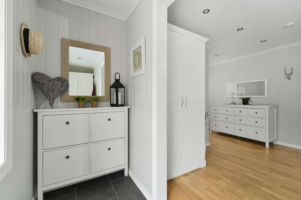 Pen entré med flislagt gulv, dus pastellfarge på vegger og gulvvarme. Galleribilde