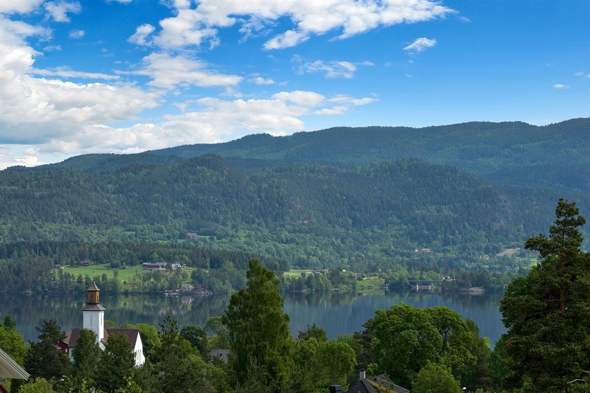 Beliggenheten gir en vakker og naturskjønn utsikt til Fiskumvannet, skogkledte åser og bygda nedenfor. Galleribilde