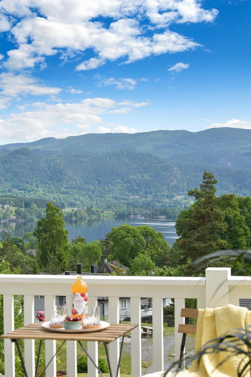 Balkongen er på ca. 10,5 kvm med tredekke, hvitmalt trerekkverk og plass for liten sittegruppe eller kafésett. Galleribilde