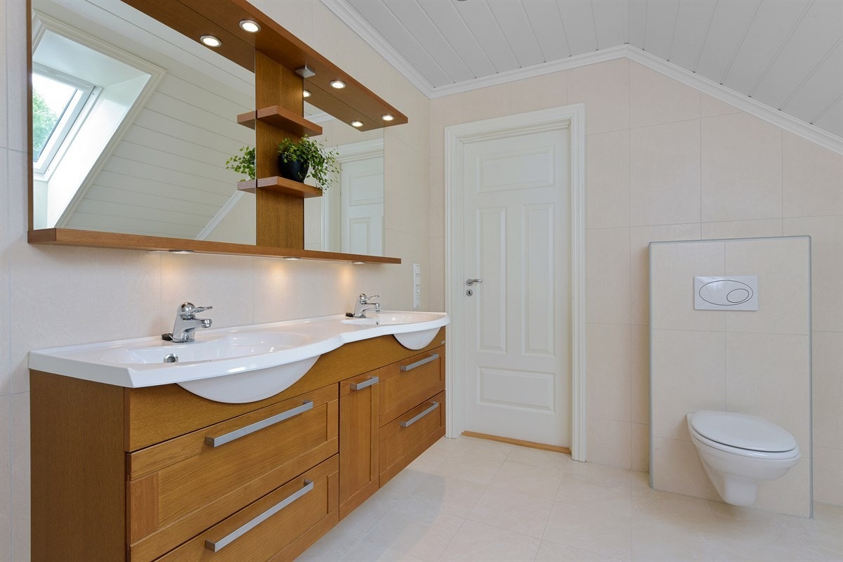 Innredningen har profilert eikefronter, heldekkende dobbel servant og et flott speil i overkant med integrert hylleløsning og belysning. Galleribilde