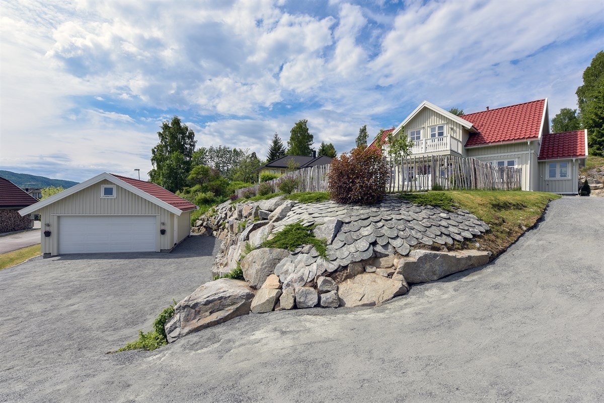 Ved gårdsplassen er det flott stablesteinsmur hvor toppen er dekt med skifer. Galleribilde