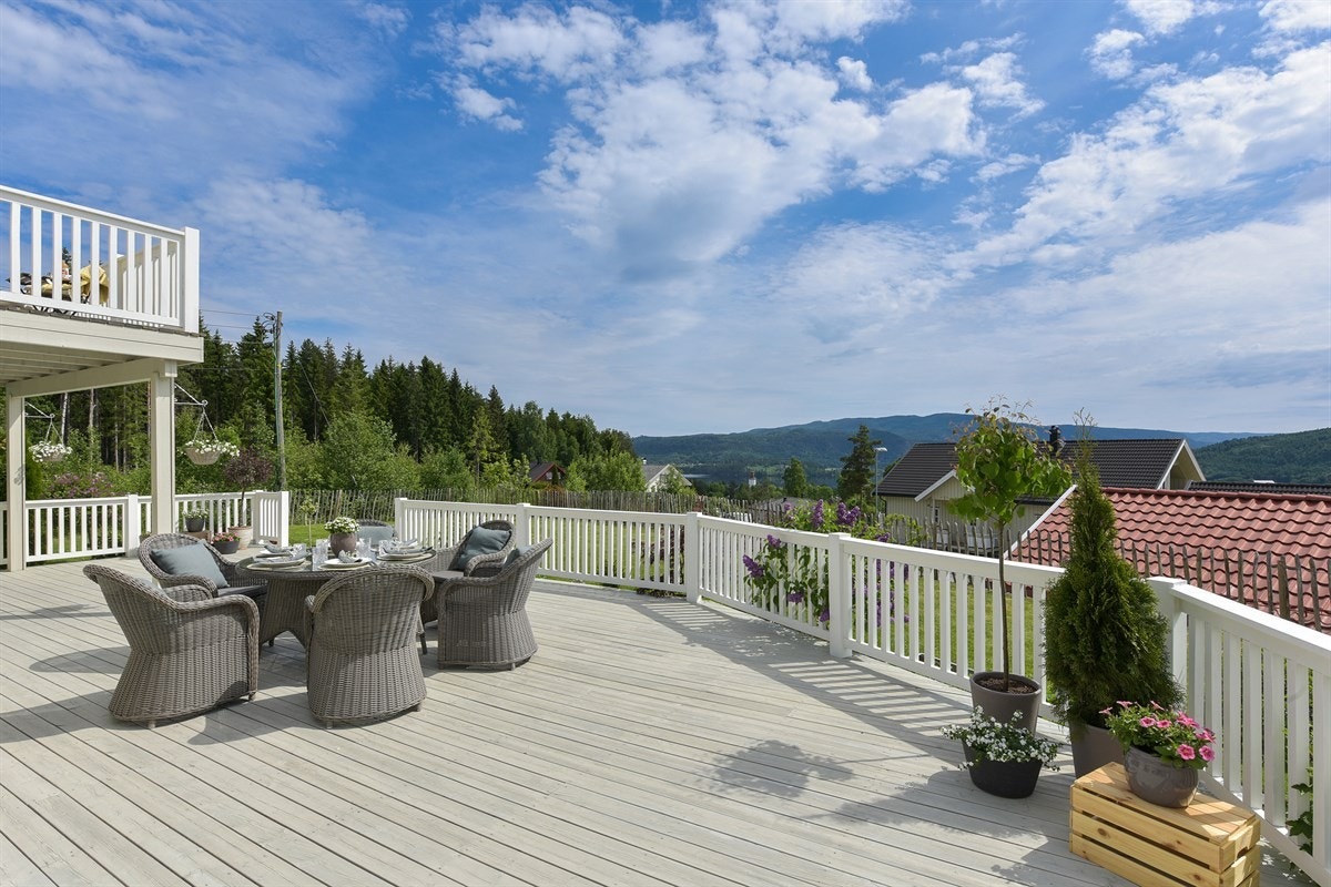 Terrassen er på ca. 127 kvm, noe som gir rikelig med rom for møblering i flere soner. Galleribilde