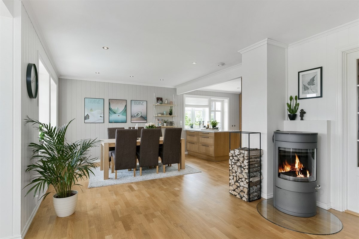 Stuen har en behagelig atmosfære der utsikten blir en del av rommet, og med flere fine detaljer som dype vinduskarmer og en moderne peisovn. Galleribilde