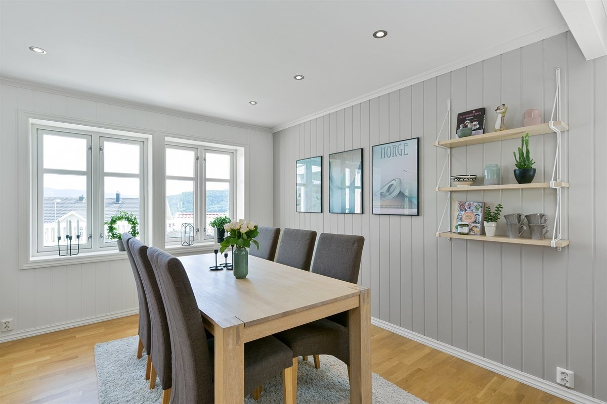 Det er god plass for et større spisebord. Galleribilde