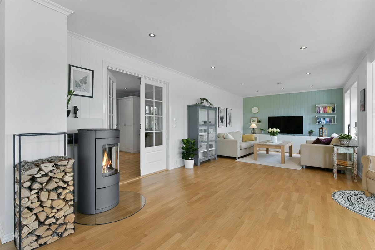 Vannbåren gulvvarme i hele første etasje og bad i andre etasje sikrer et lunt, behagelig innemiljø. Det er også mulighet for å tilkoble vannbåren varme i stue i 2.etg. Galleribilde