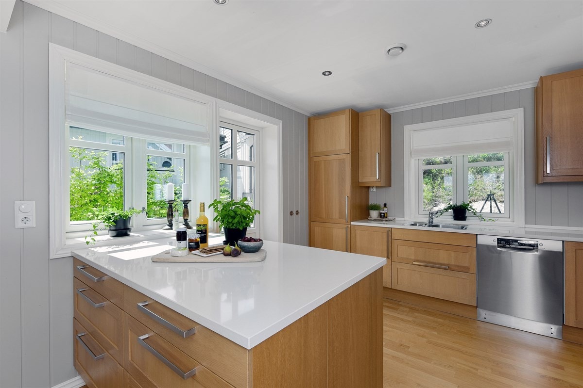 Kjøkkenet ligger åpent mot stuens spisestuedel, avdelt med en stor, herlig kjøkkenøy som gir både ekstra arbeidsplass og gode lagringsmuligheter. Galleribilde