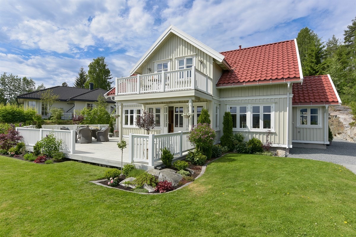 Hage med gressplen og variert beplantning. Galleribilde