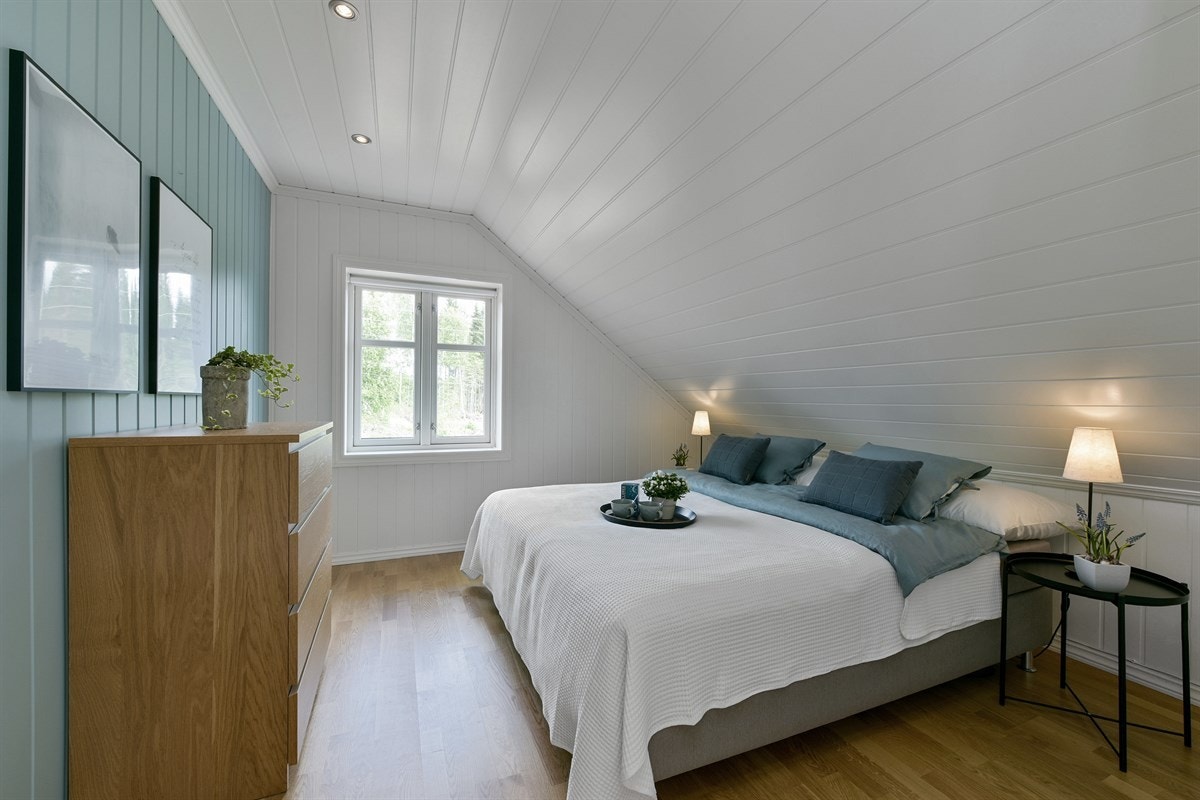 Alle soverommene er malt i duse farger, har sjarmerende skråhimlinger og ligger tilknyttet loftstuen. Galleribilde