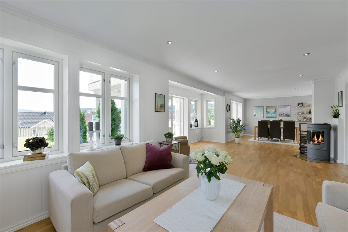 Den velholdte eneboligen har god standard og en herlig atmosfære med gode rom, delikate fargevalg og mange vinduer som gir rikelig med naturlig lys. Galleribilde