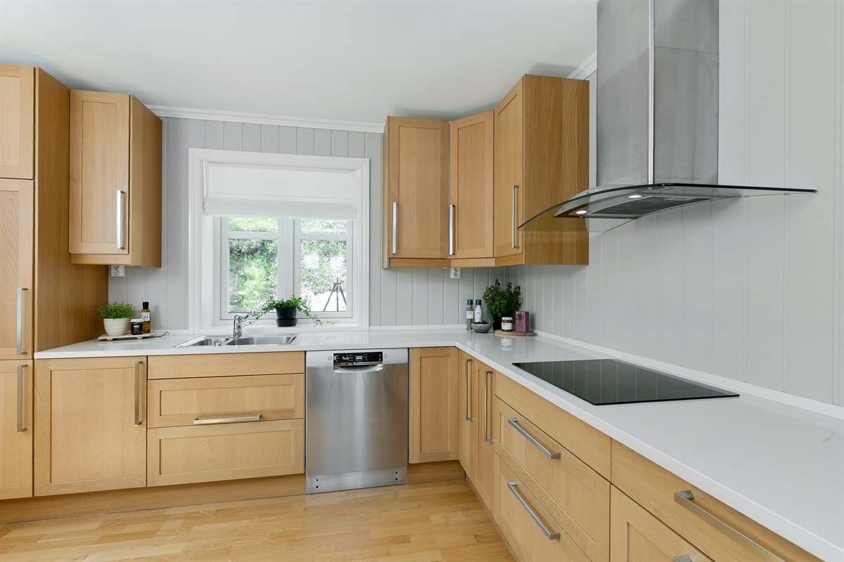 Innredningen er i heltre eik med profilerte fronter, kompositt benkeplate og enkel oppvaskkum. Galleribilde