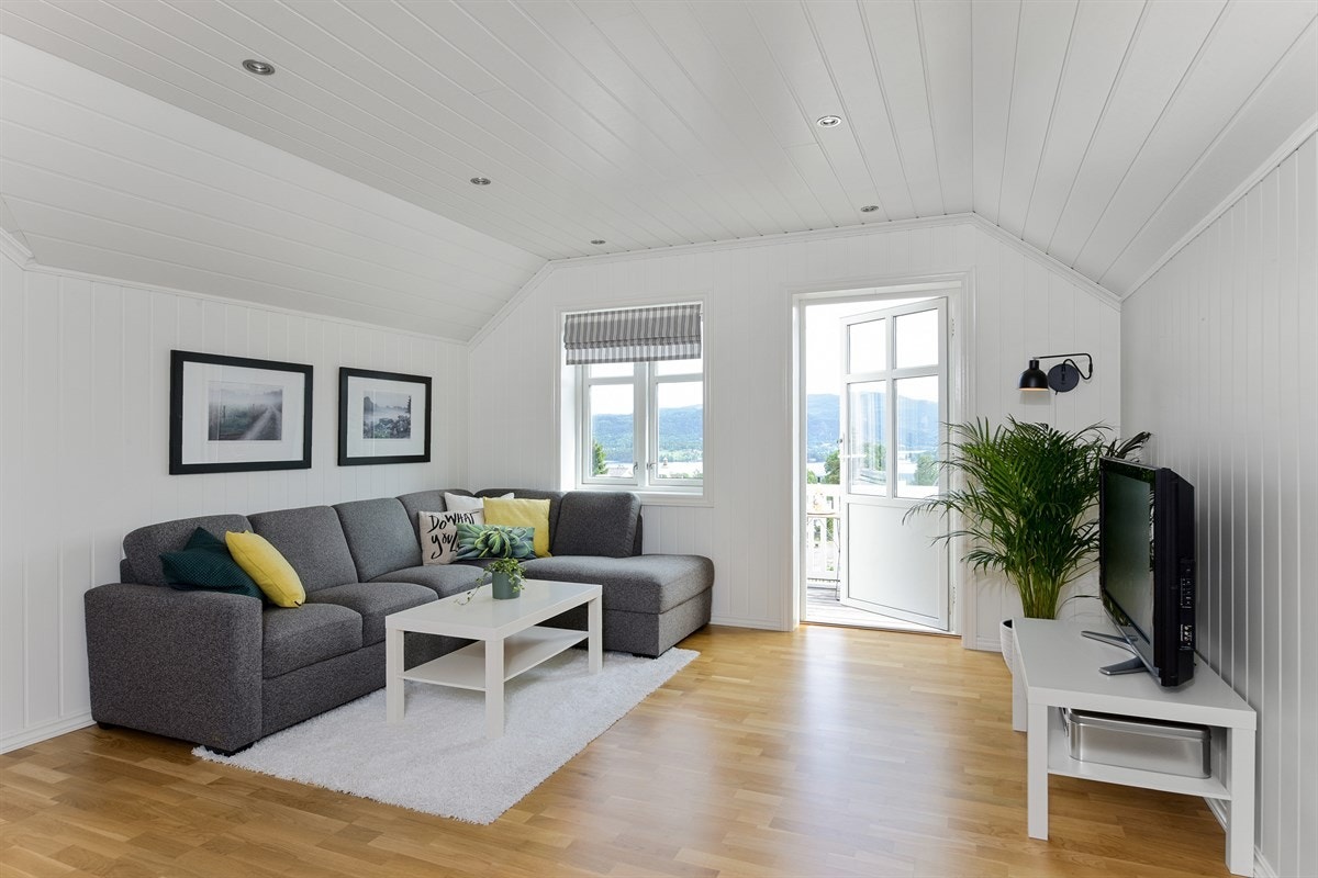 I andre etasje har boligen en innbydende loftstue med parkett, lysmalte vegger og downlights. Galleribilde