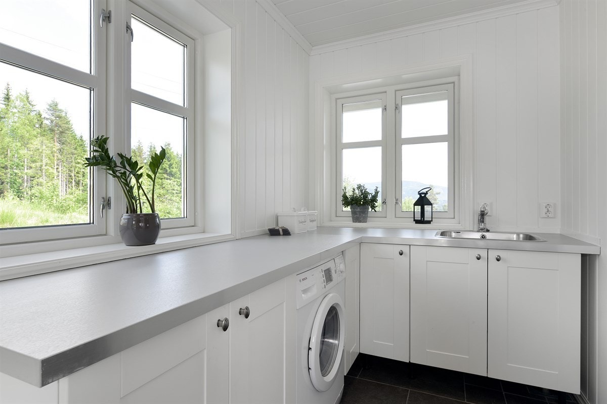Eneboligen har et pent vaskerom i første etasje med egen utgang til hagen. Galleribilde