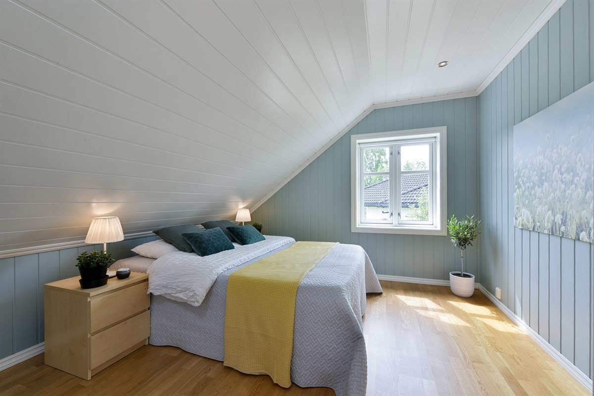 Eneboligen har tre pene soverom i andre etasje. Galleribilde