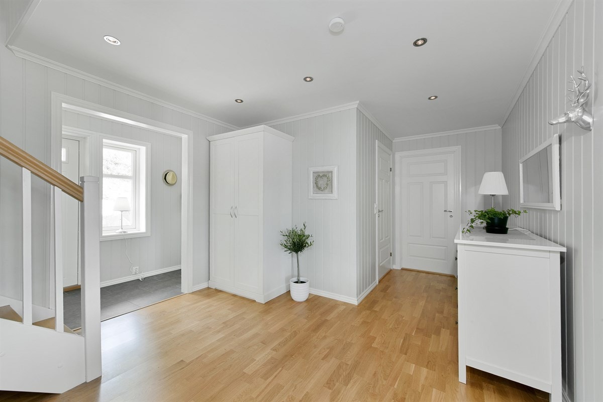 Romslig hall med plass til garderobeskap. Galleribilde