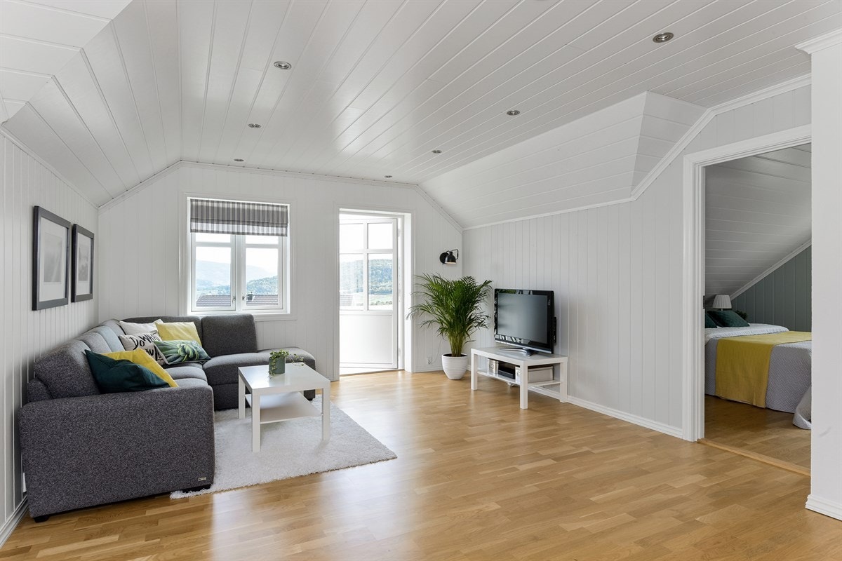 Vindusflater på hver sin side av rommet gir behagelig gjennomlys. Galleribilde