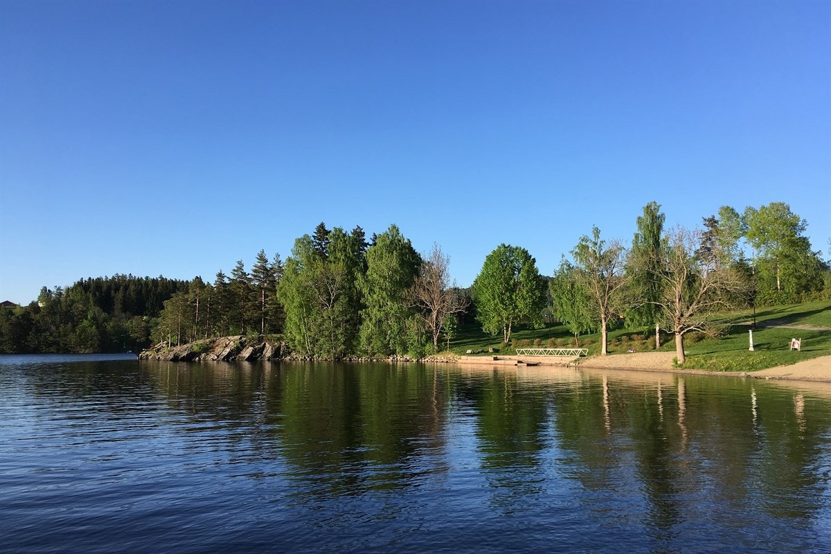 Her kan man slappe av og kose seg med flere strender, turstier og fiskemuligheter. En egen restaurant er også åpen enkelte dager. Galleribilde