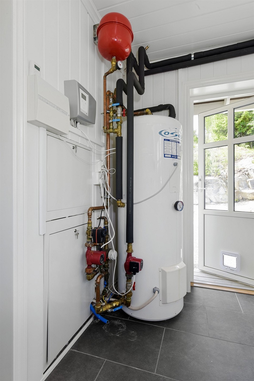 Boligen er oppvarmet med vannbåren gulvvarme i hele første etasje og på bad i andre etasje. Det er mulighet for å koble til vannbåren varme i loftstuen. Det er luft-til-vann varmepumpe. Varmtvannsbereder av typen Ozo kombibereder på 198 liter. Galleribilde