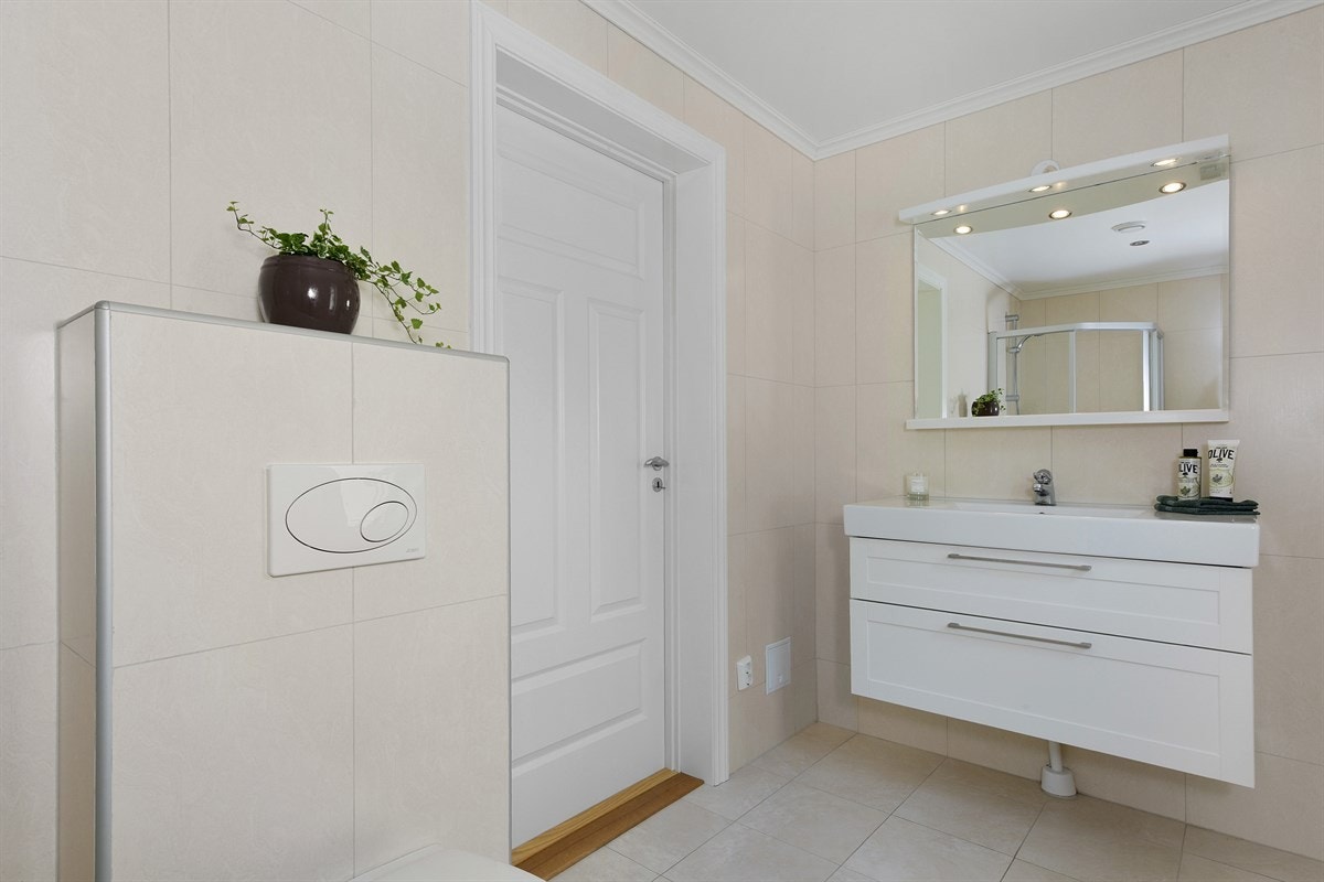 Boligen inneholder to bad, henholdsvis ett i hver etasje, og et separat vaskerom. Galleribilde