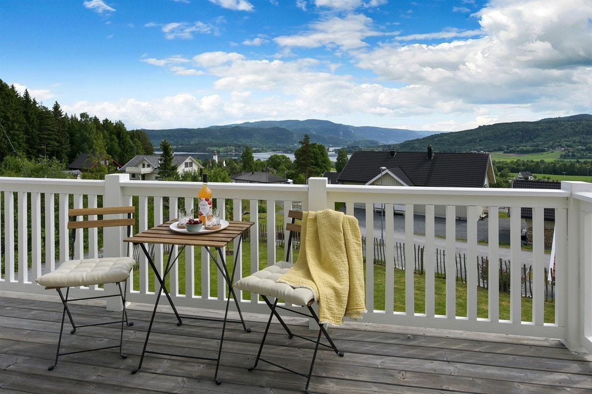 Utgang til flott balkong hvor storslagen og naturskjønn utsikt kan nytes. Galleribilde