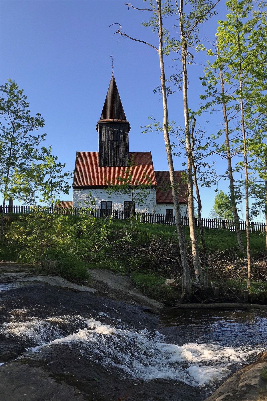 Fiskum Gamle Kirke er en steinkirke fra 1250. Ligger idyllisk til nede ved Fiskumvannet. Galleribilde