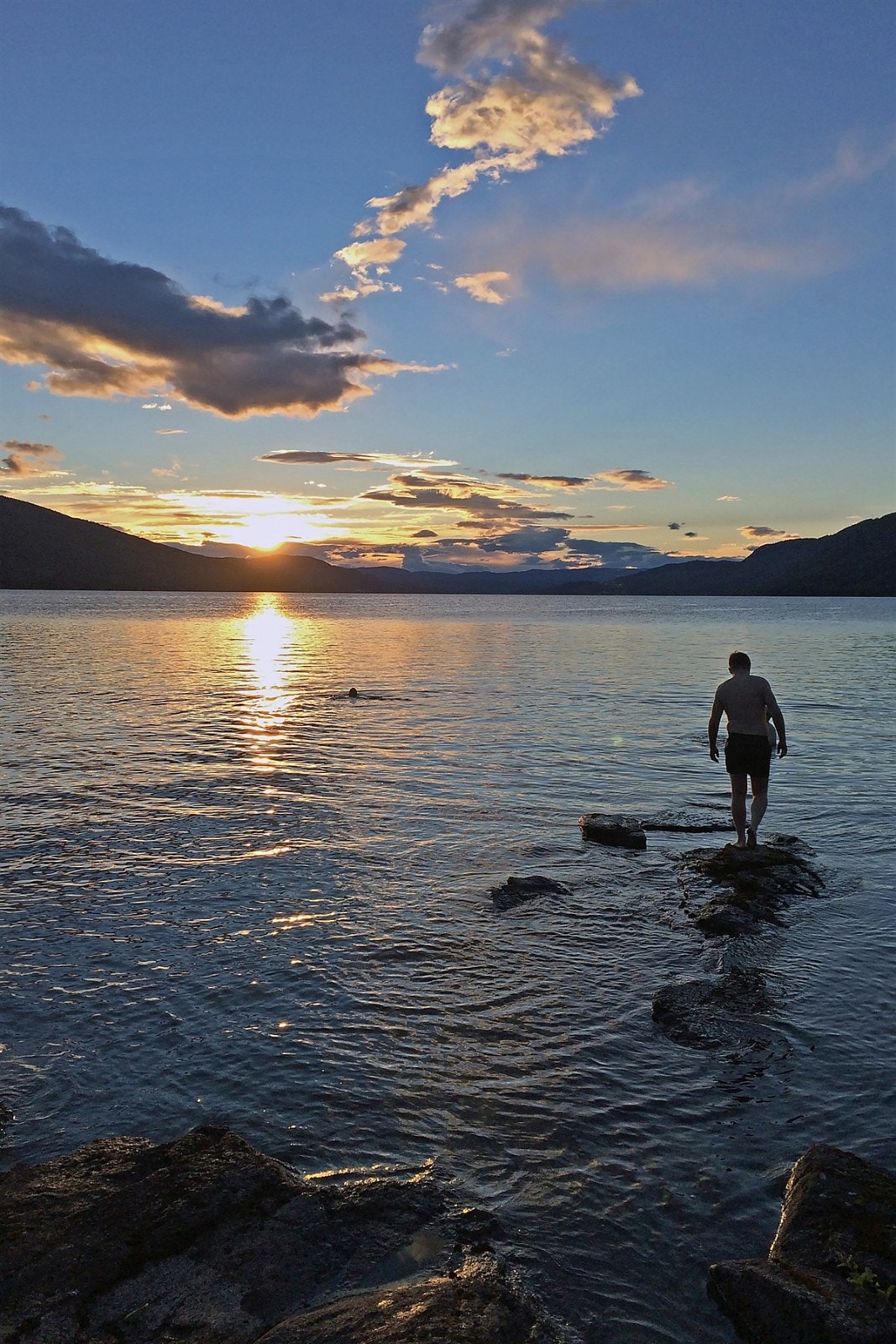 Kveldsbad i Eikeren en vakker sommerdag. Galleribilde