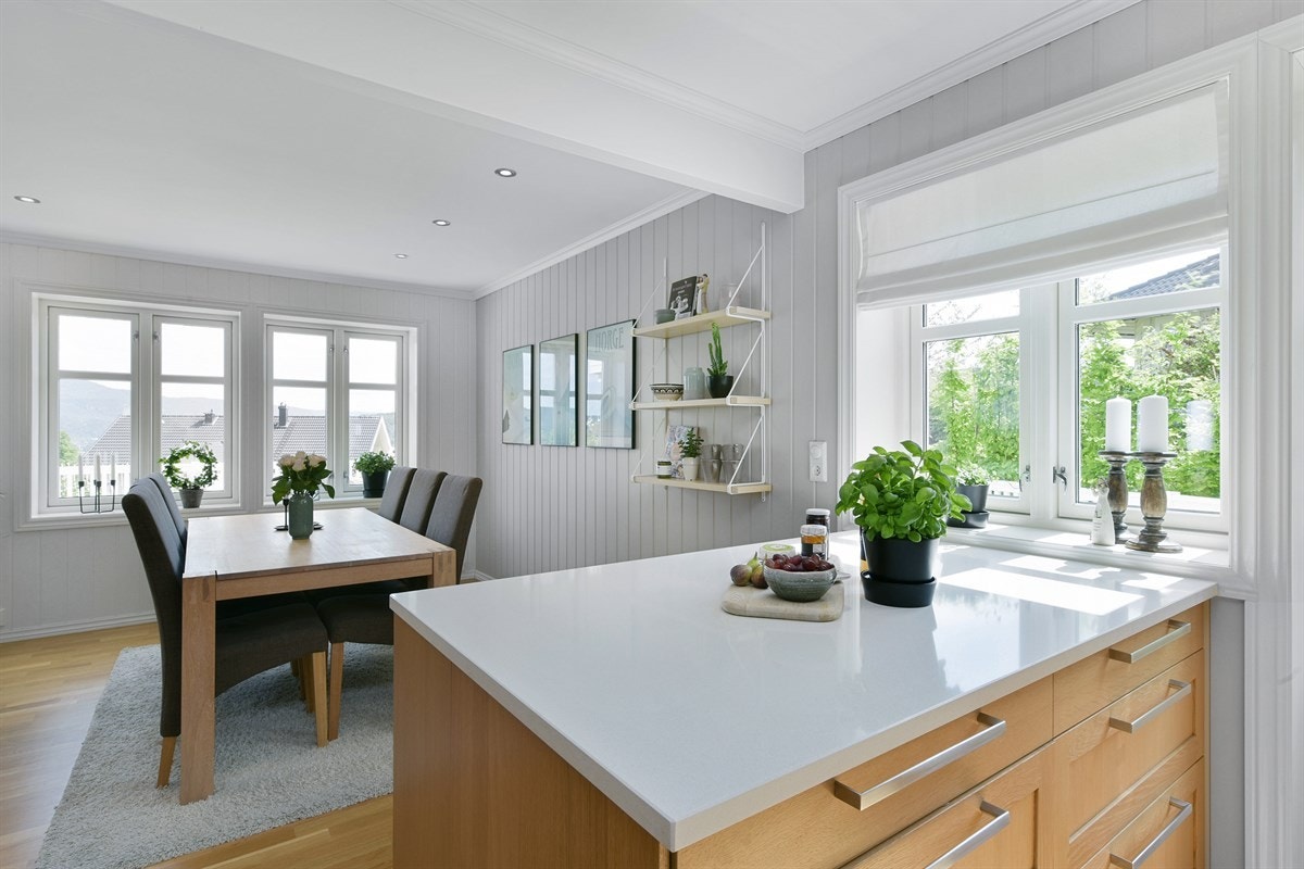 Herlig kjøkkenøy med kompositt benkeplate. Galleribilde