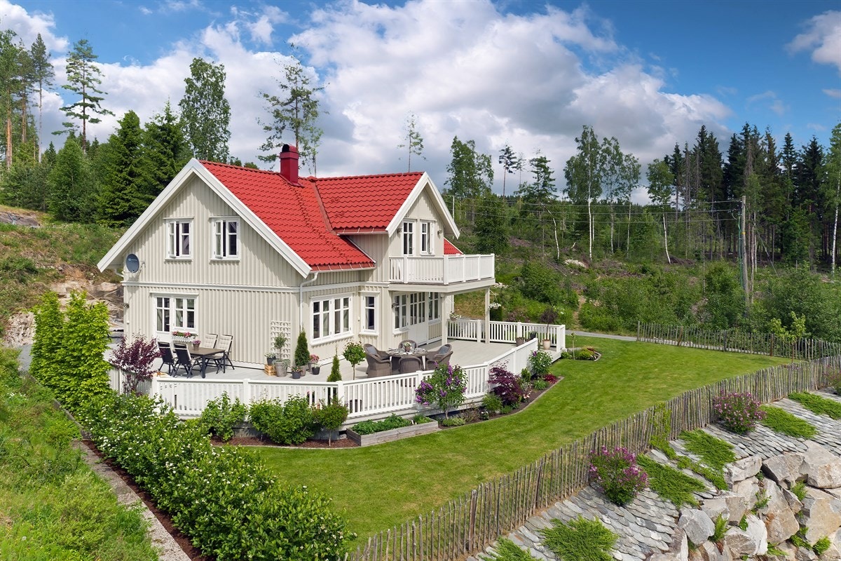 Parkmessig hage med gressplen og variert beplantning. I hagen finner du også frukttrær og bærbusker. Galleribilde