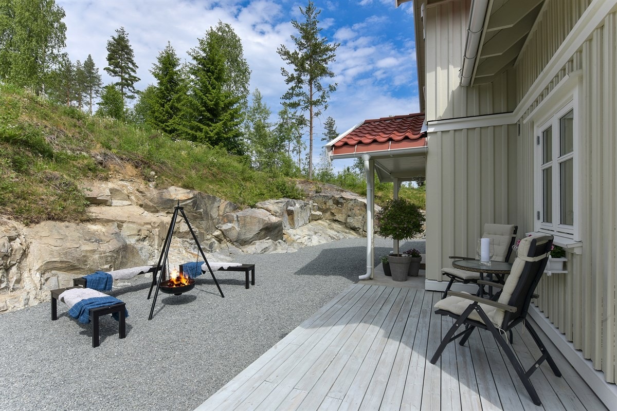 Herlig terrasse som strekker seg langs tre sider av boligen slik at du kan følge solens gang gjennom dagen. Galleribilde
