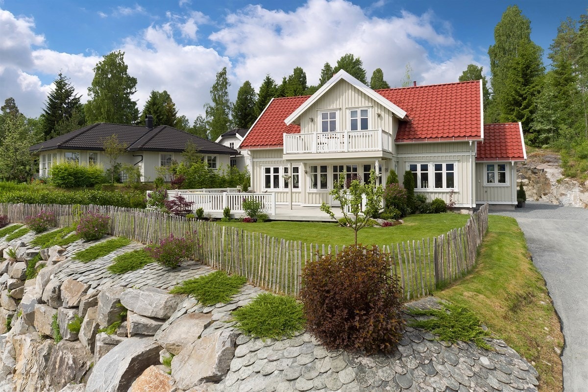 Eiendommen ligger i et etablert villastrøk i Darbu på Fiskum. Fiskum ligger i underkant av 7 km fra Vestfossen og ca. 11 km fra Kongsberg. Galleribilde