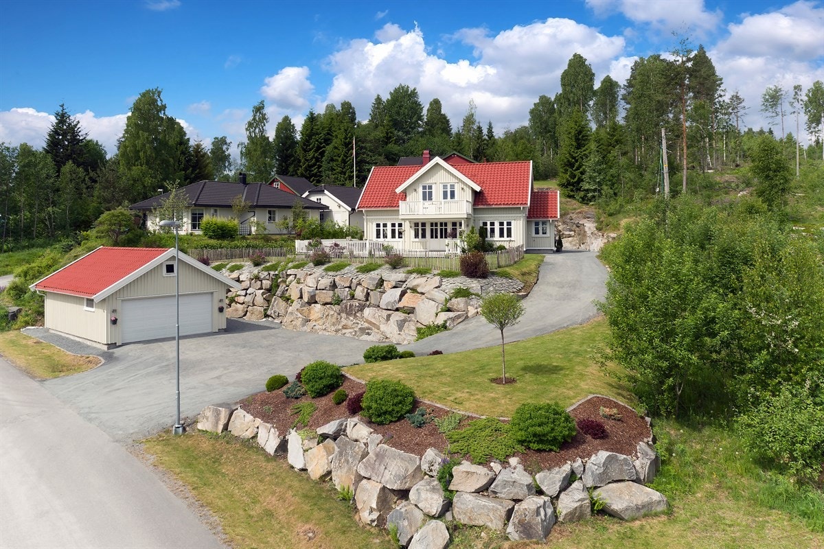 Boxrudveien 6 er en pen enebolig over to plan i rolige, barnevennlige omgivelser. Boligen ligger nest øverst i boligfeltet, grensende til skog og fine turområder. Galleribilde