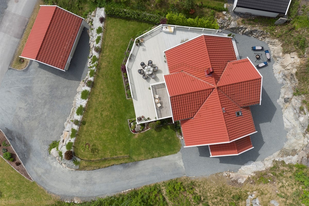 Eiendommen har en solrik tomt på godt over ett mål med fin beliggenhet nest øverst i boligfeltet. Galleribilde