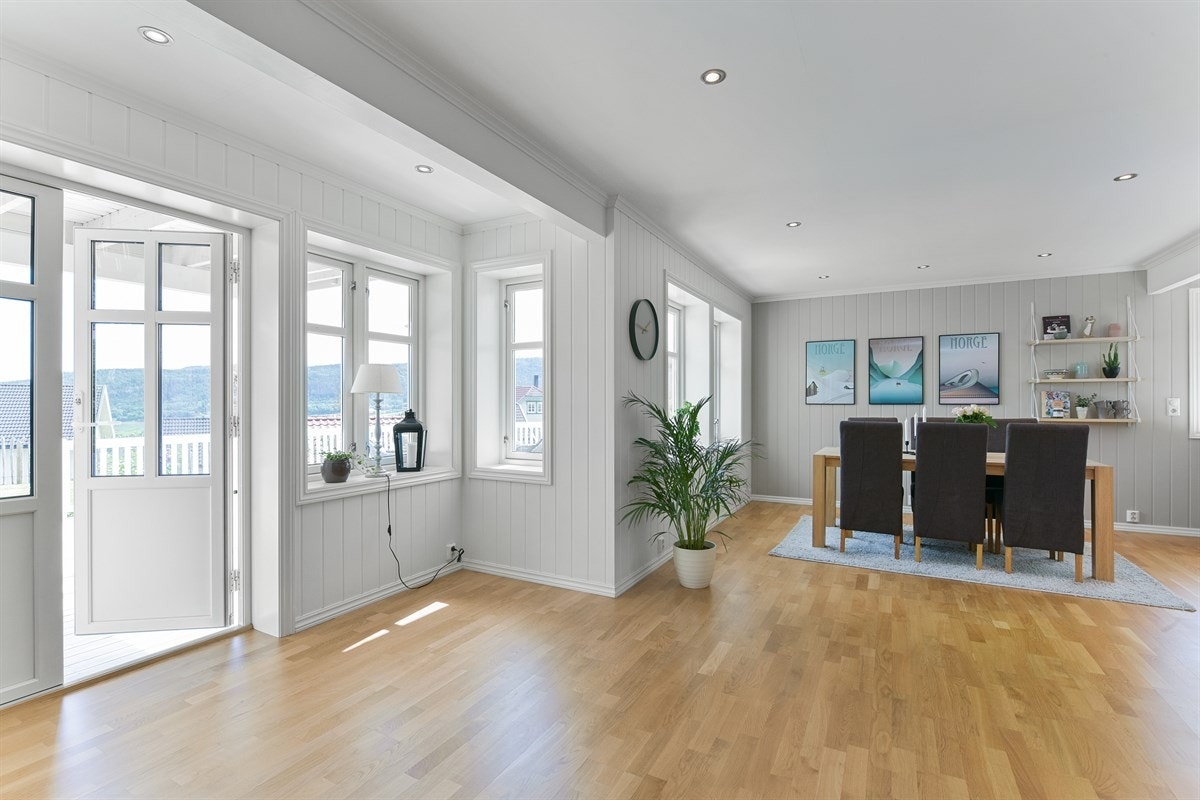 Stuen i første etasje har utgang til en stor, herlig terrasse som strekker seg langs tre sider av boligen slik at du kan følge solens gang gjennom dagen. Galleribilde